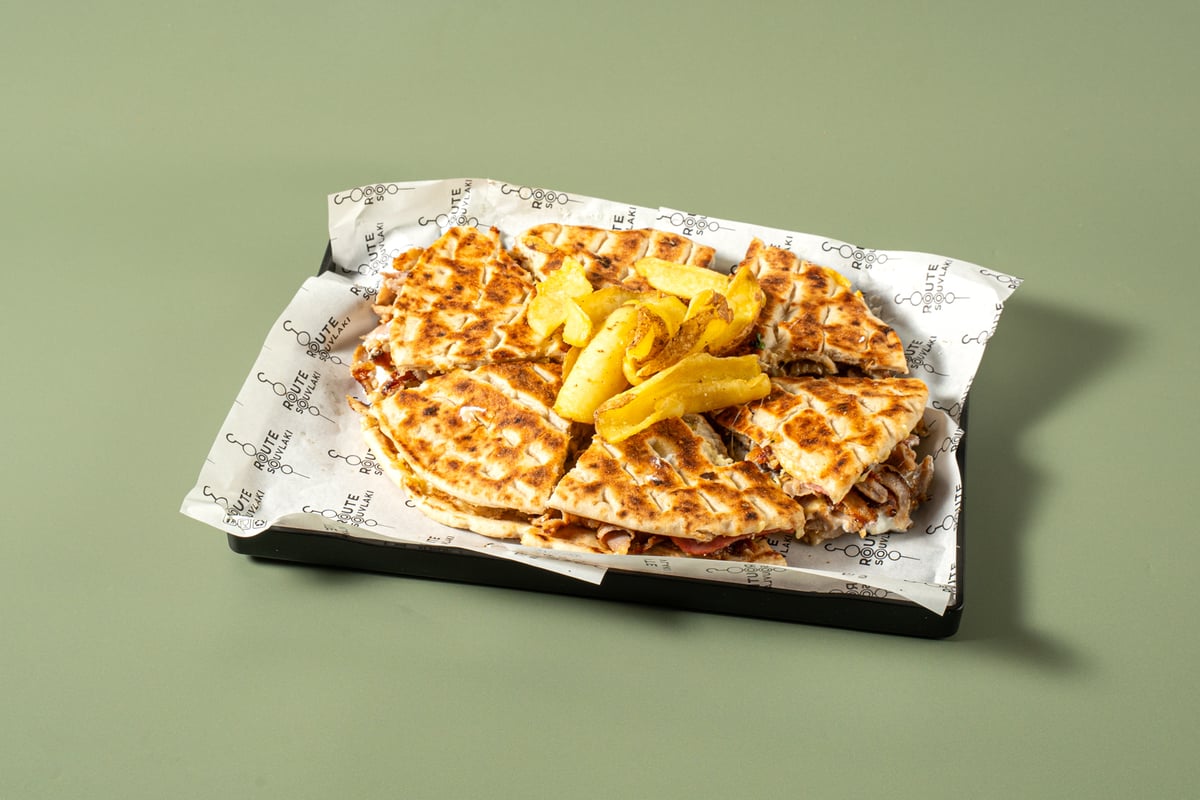 Σκεπαστή Route Souvlaki με πατάτες τηγανητές σε μαύρο δίσκο