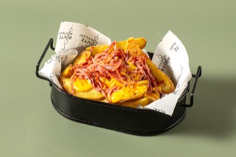 Πατάτες τηγανητές με cheddar & μπέικον — Route Souvlaki