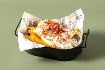 Πατάτες τηγανητές με σως φέτας & μπέικον — Route Souvlaki
